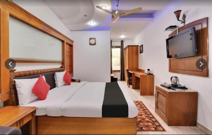 Tjs Royal Hotel Delhi  Exterior photo
