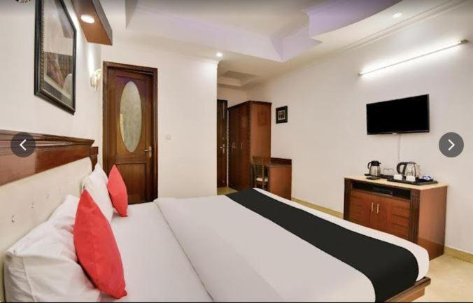 Tjs Royal Hotel Delhi  Exterior photo