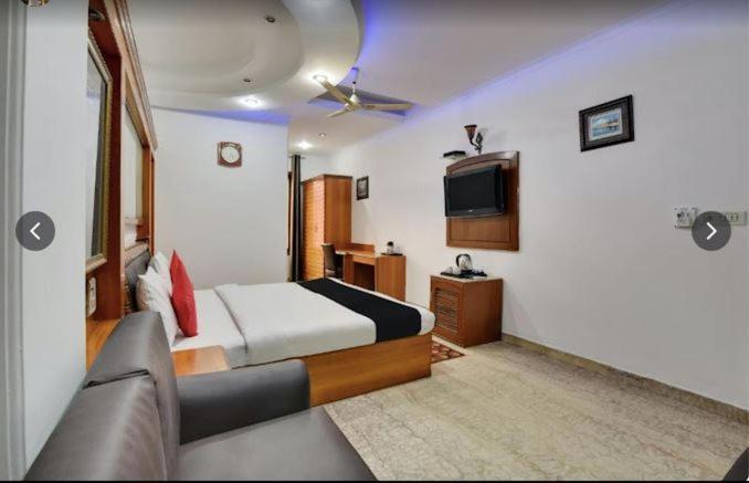 Tjs Royal Hotel Delhi  Exterior photo
